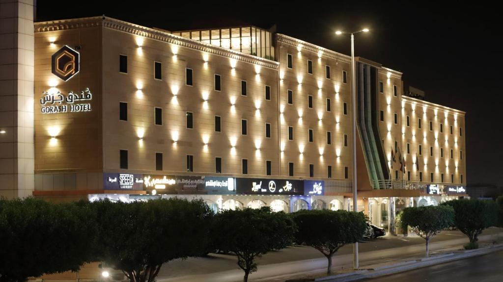 een groot gebouw met 's nachts verlichting bij Gorash Hotel in Khamis Mushayt