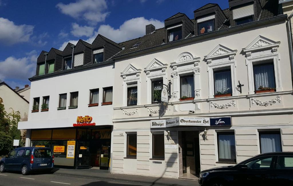 um edifício branco na esquina de uma rua em Oberkasseler Hof Bonn em Bona