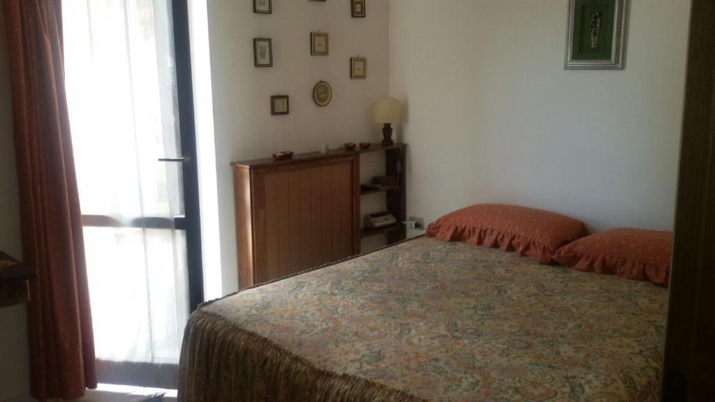カステル・ディ・サングロにあるLa Montanara Apartmentのベッドルーム1室(ベッド1台付)が備わります。