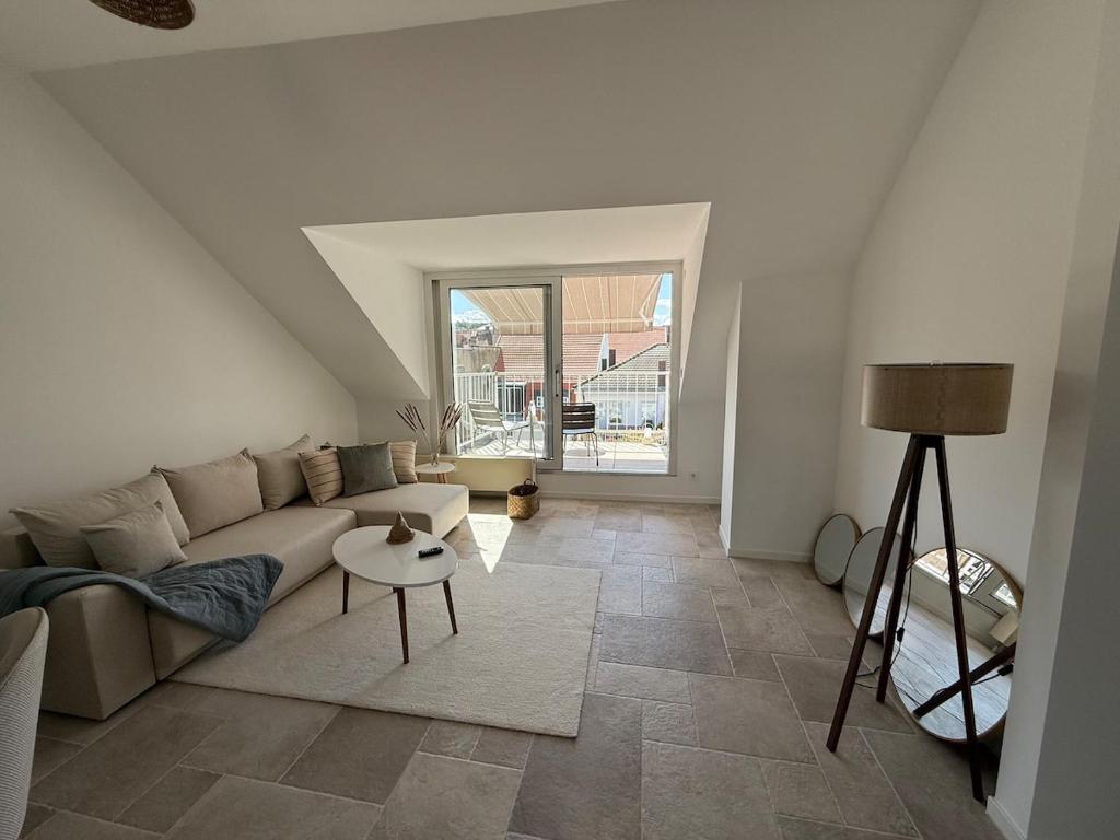 a living room with a couch and a table at Wunderschöne Wohnung direkt am St Johanner Markt in Saarbrücken