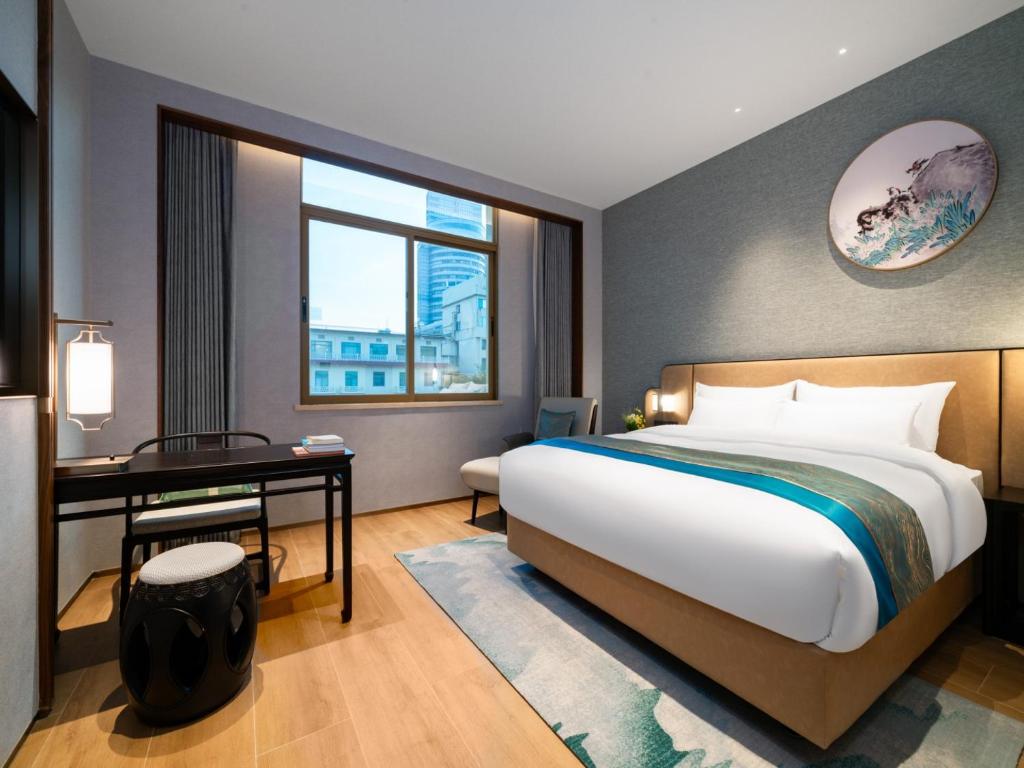 En eller flere senge i et værelse på Guangzhou Dong Fang Hotel