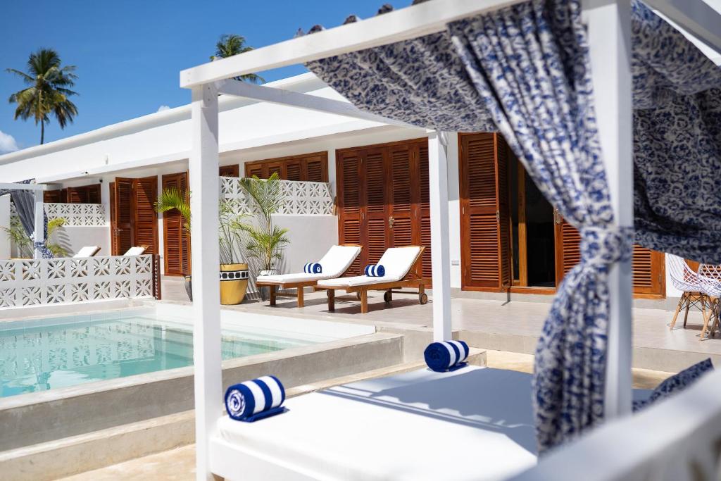 una villa con piscina e una casa di ZAN Orient Bwejuu Beach a Bwejuu