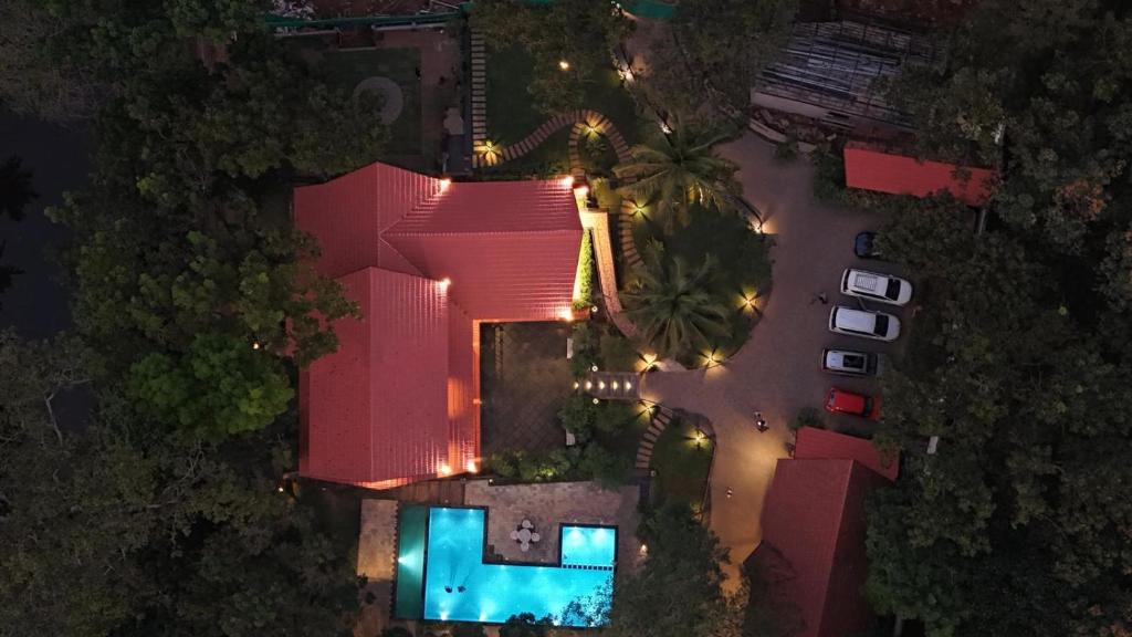 una vista sul tetto di una casa con piscina di notte di Athirapilly Ontherocks a Athirappilly
