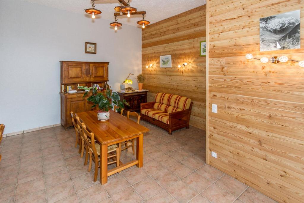 Posezení v ubytování Les Clarines Perceneige - Chambre d'Hôtes Vue Sur Montagne & SPA