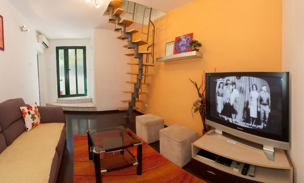 Televízia a/alebo spoločenská miestnosť v ubytovaní Apartment Welcome