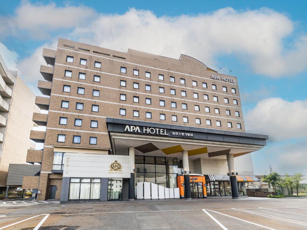 een lege parkeerplaats voor een hotel bij APA Hotel Kagadaishoji Ekimae in Kaga