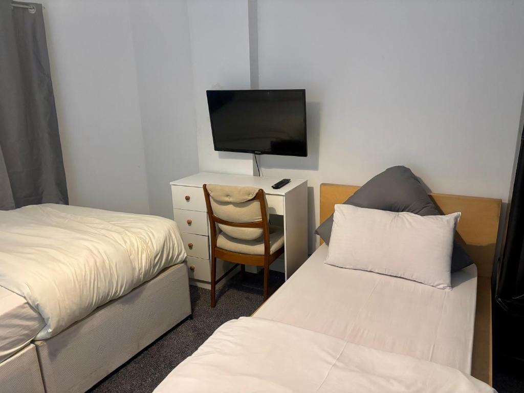 Postel nebo postele na pokoji v ubytování Ensuite Family Room in Dudley