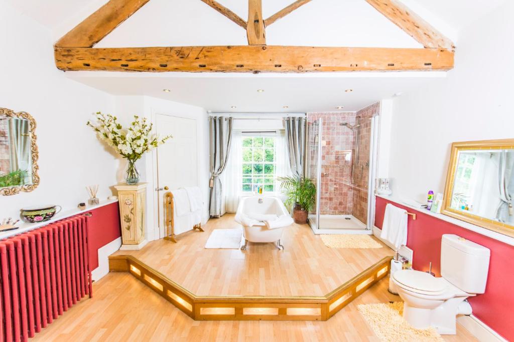 uma sala de estar com paredes vermelhas e brancas em Self Catering Accommodation, Cornerstones, 16th Century Luxury House overlooking the River em Llangollen