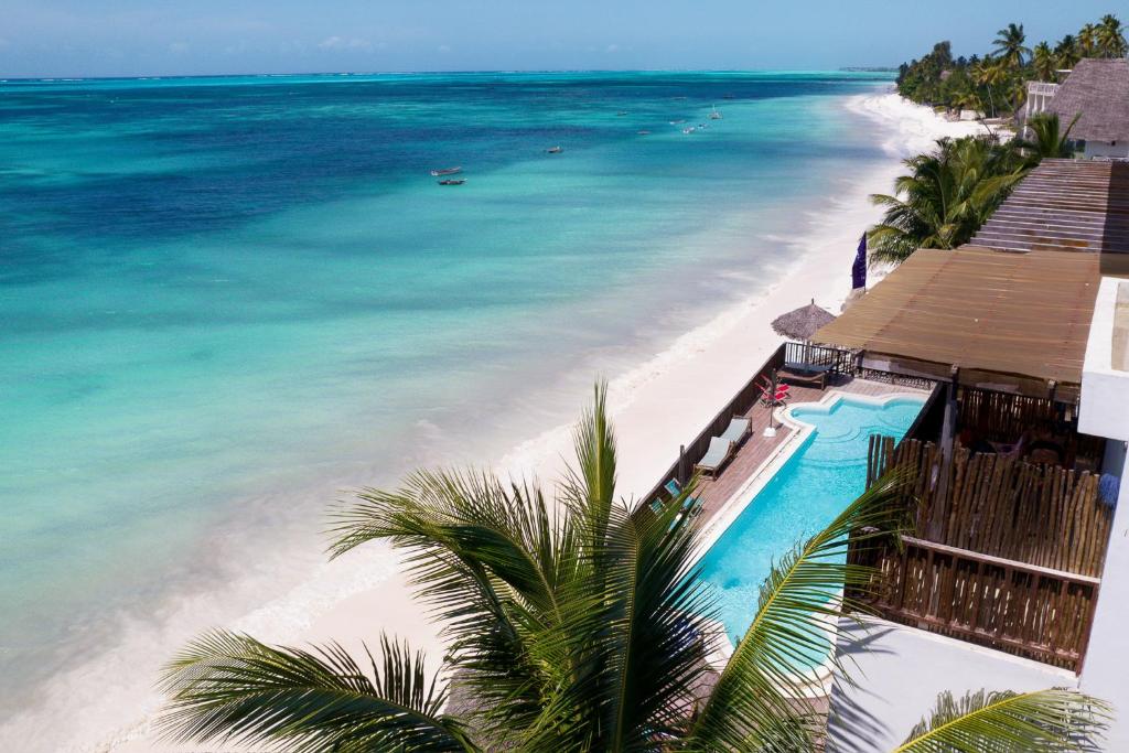 vista su una spiaggia con piscina e sull'oceano di ZAN Paradise Jambiani Beach a Makunduchi