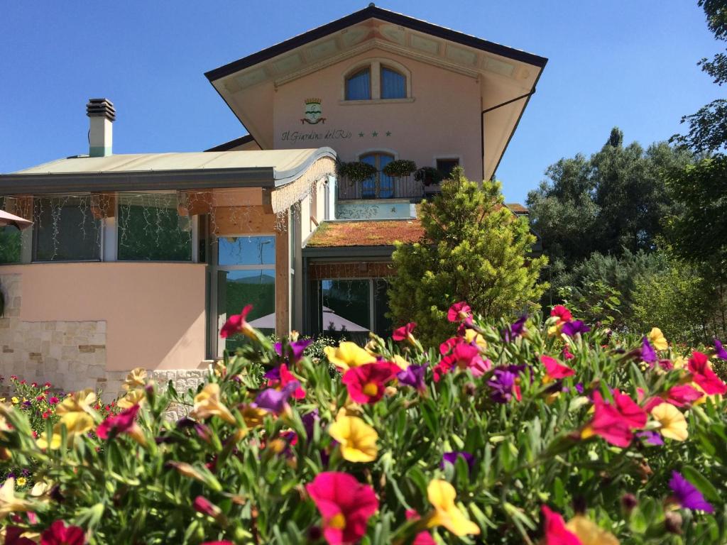 ein Haus mit Blumen davor in der Unterkunft Albergo Il Giardino del Rio in Castel di Sangro