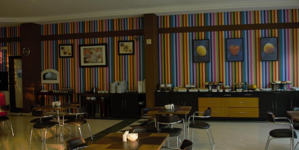  Delcas Hotel