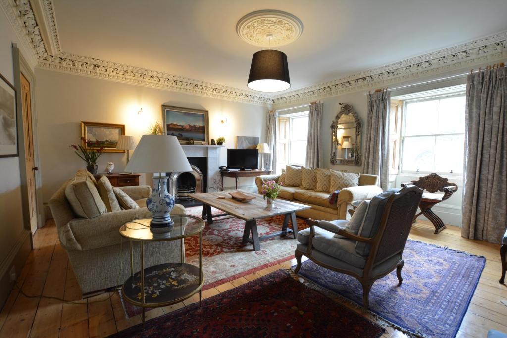 salon z kanapą i stołem w obiekcie Royal Mile Elegance - Space & Luxury w Edynburgu