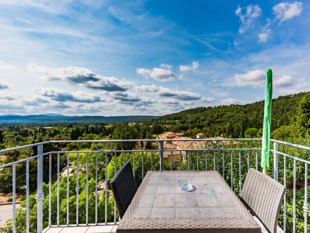 een tafel en stoelen op een balkon met uitzicht bij D de Camiole A N102 ST2 in Callian