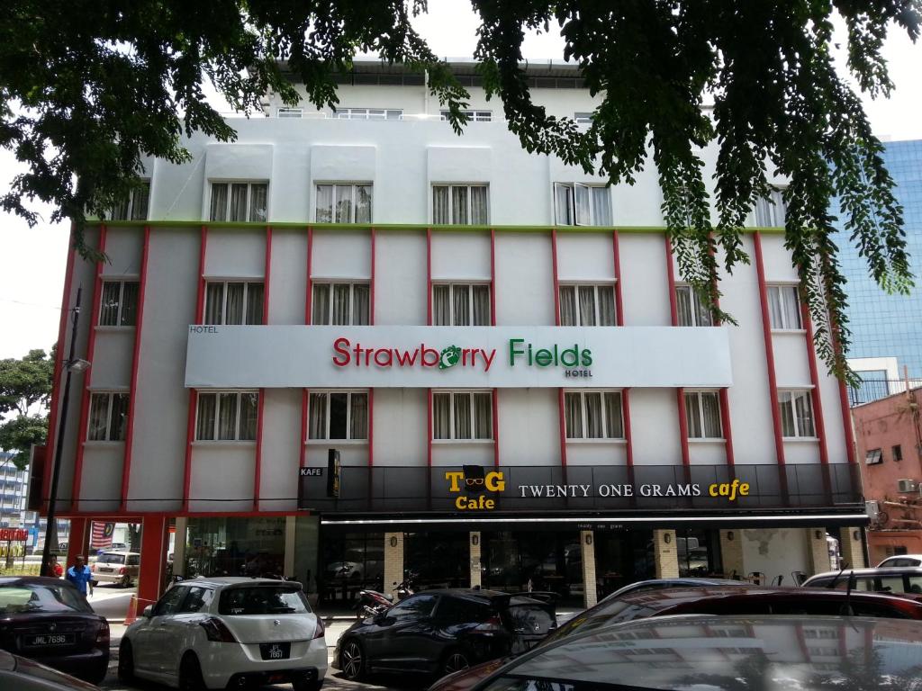un gran edificio blanco con un cartel. en Hotel Strawberry Fields, en Petaling Jaya