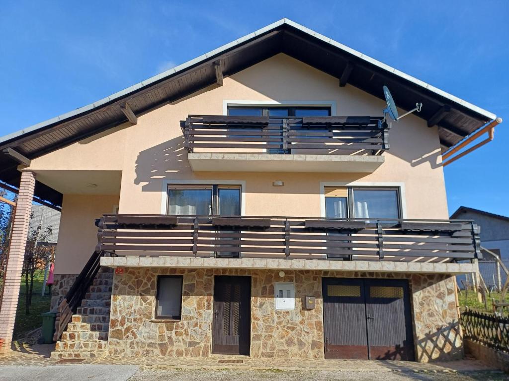 een huis met een groot balkon. bij KaTi Hiša 