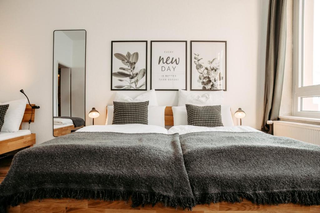 Giường trong phòng chung tại StaySimplyHaven - Modernes City-Apartment, King-Size Bett, 55'' Smart-TV, Self Check-In