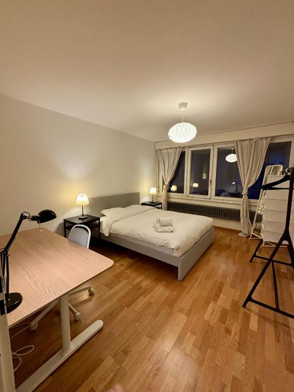 Giường trong phòng chung tại Living Cozy in Bern