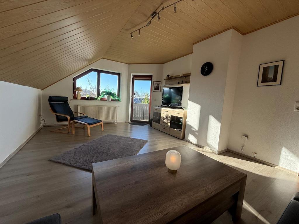 ein großes Wohnzimmer mit Tisch und Couch in der Unterkunft Ferienwohnung Romy in Ersen in Liebenau