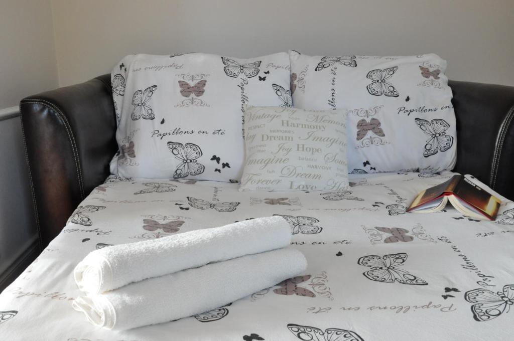 Posteľ alebo postele v izbe v ubytovaní BE WELL 3-Rooms Apartment with Parking and Garden
