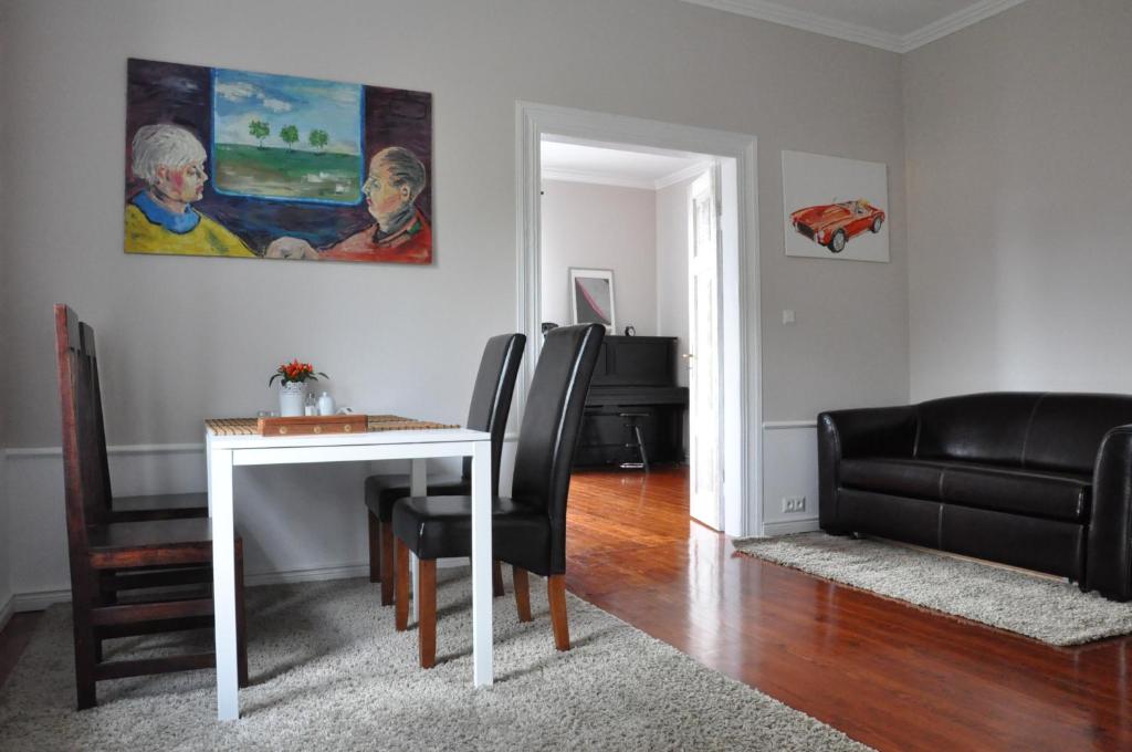Posedenie v ubytovaní BE WELL 3-Rooms Apartment with Parking and Garden