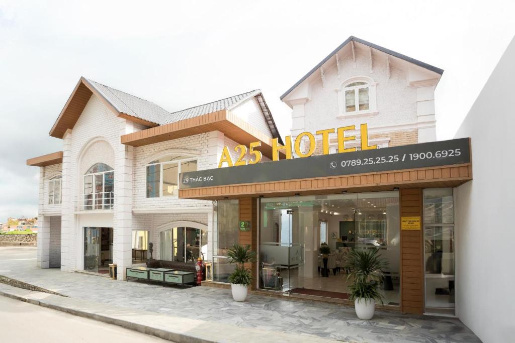 une devanture de magasin avec une enseigne dessus dans l'établissement A25 Hotel - 29 Thác Bạc - Sapa, à Sa Pa