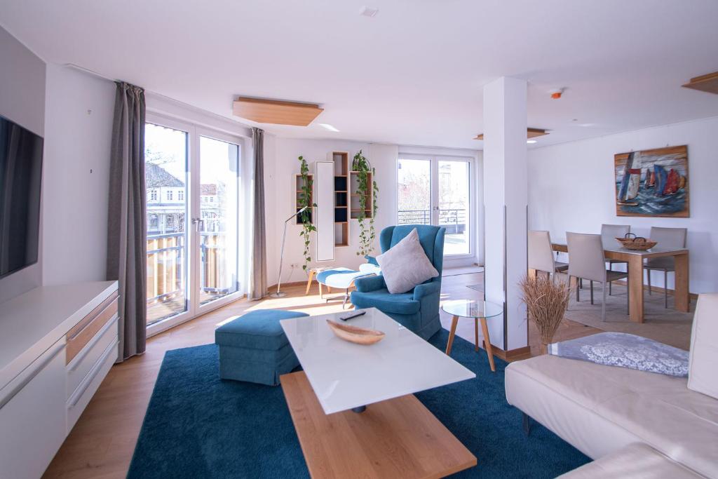 a living room with a couch and a table at Traumwohnung in Norderney