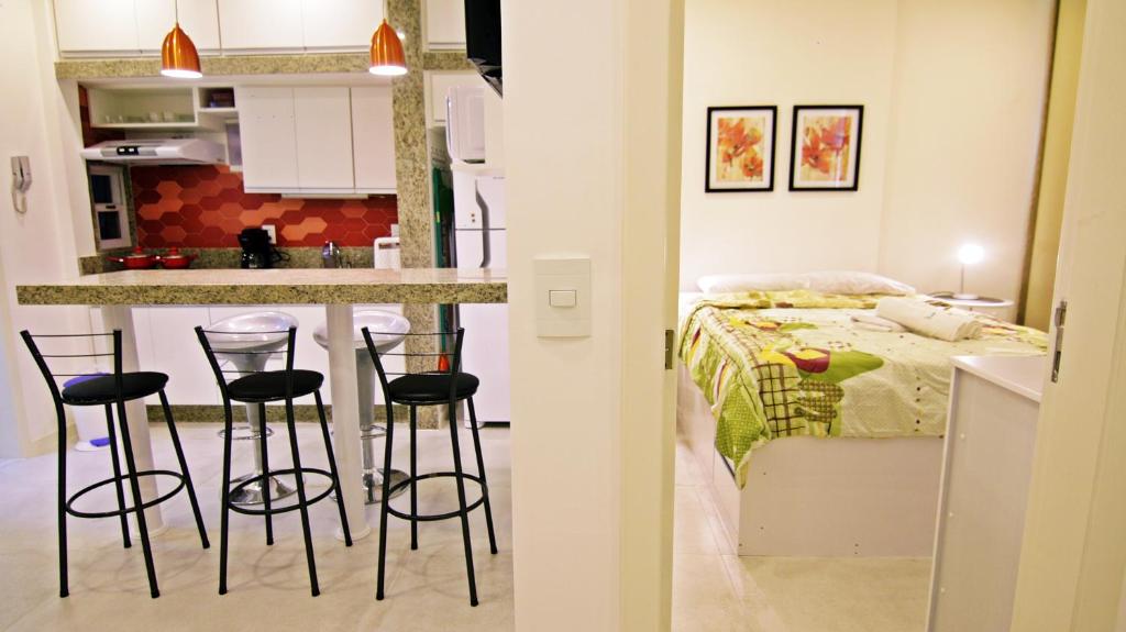 cocina y dormitorio con cama y barra. en Rio Spot Homes Copacabana U033, en Río de Janeiro