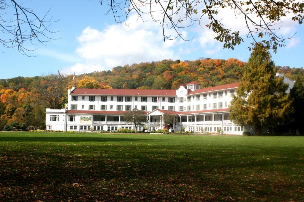 un grand bâtiment blanc au milieu d'un champ dans l'établissement Shawnee Inn and Golf Resort, à East Stroudsburg