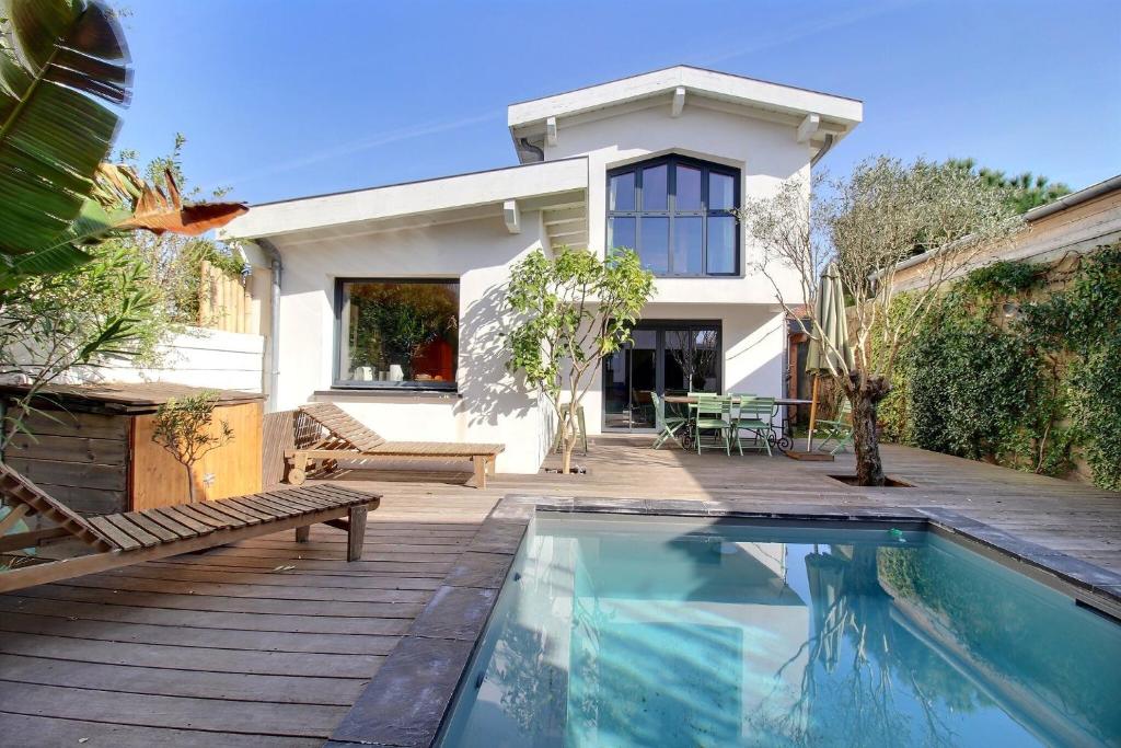 a house with a swimming pool in front of a house at Maison d'architecte 4 chambres avec piscine in Anglet