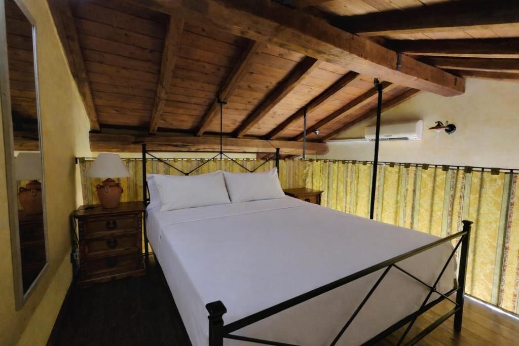 een slaapkamer met een groot wit bed in een kamer bij La Casa di Ori in Castel SantʼElia