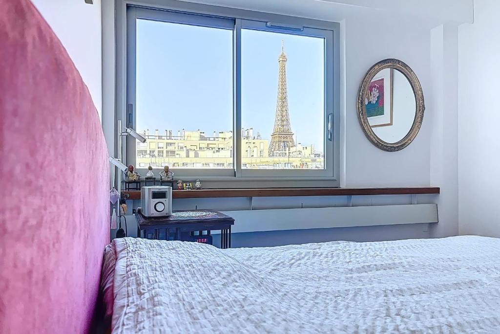 Apartment with balcony overlooking the Eiffel Tower