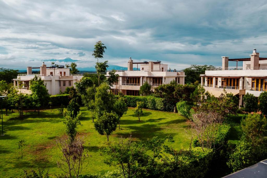 een luchtzicht op een gebouw met een groene tuin bij Maiyan Nanyuki in Nanyuki