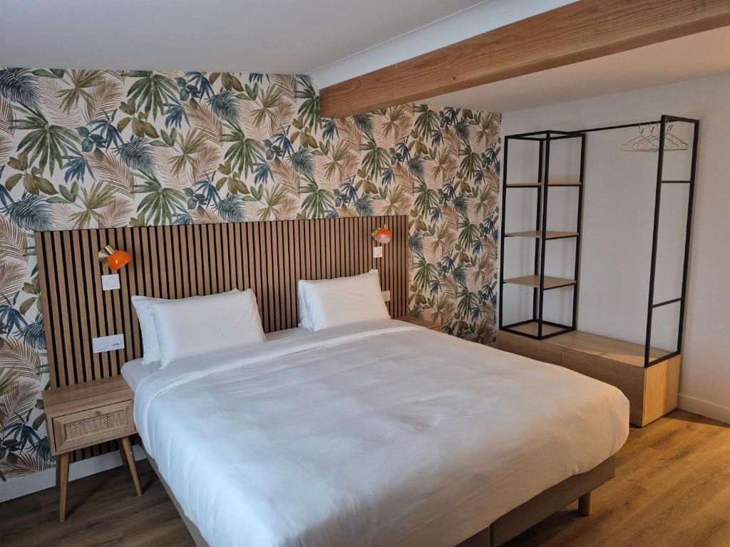 Giường trong phòng chung tại Kyriad Fontenay - Trésigny