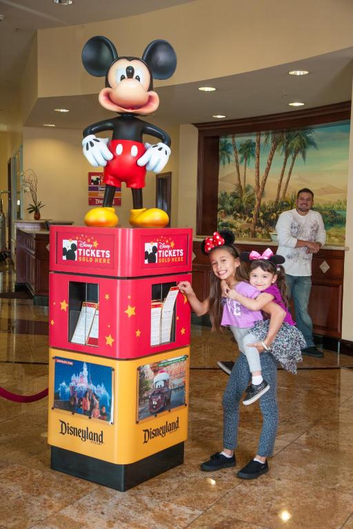 Desert Palms Hotel & Suites Anaheim Resort photo
