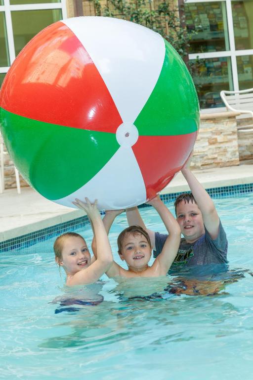 Desert Palms Hotel & Suites Anaheim Resort photo