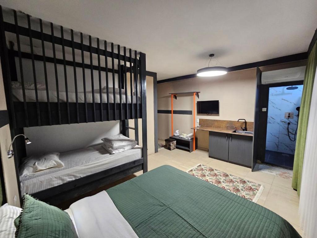 een slaapkamer met een stapelbed en een badkamer bij Hotel Kika in Pristina