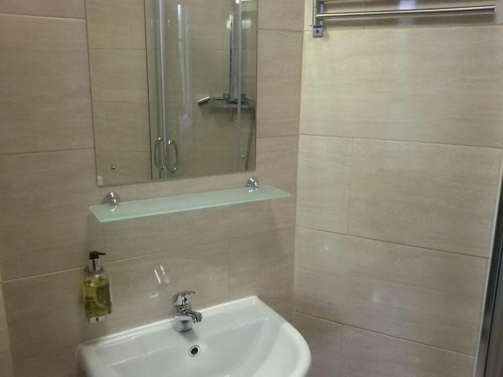 Un baño de Adelphi Hotel