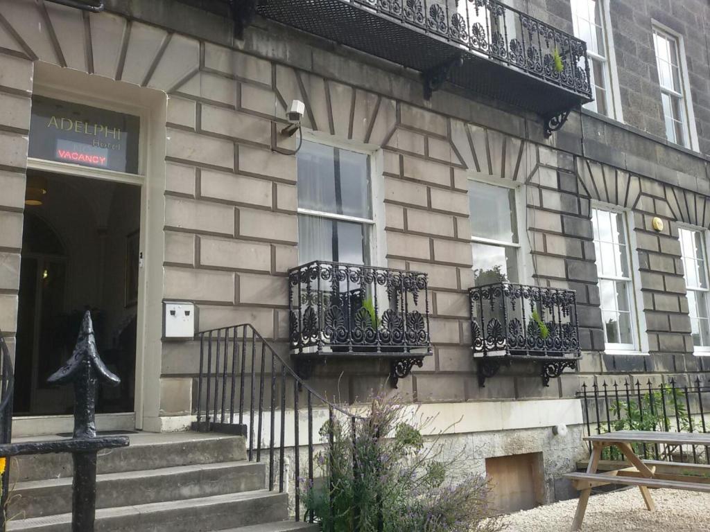 un edificio con balcones en un lateral en Adelphi Hotel en Edimburgo