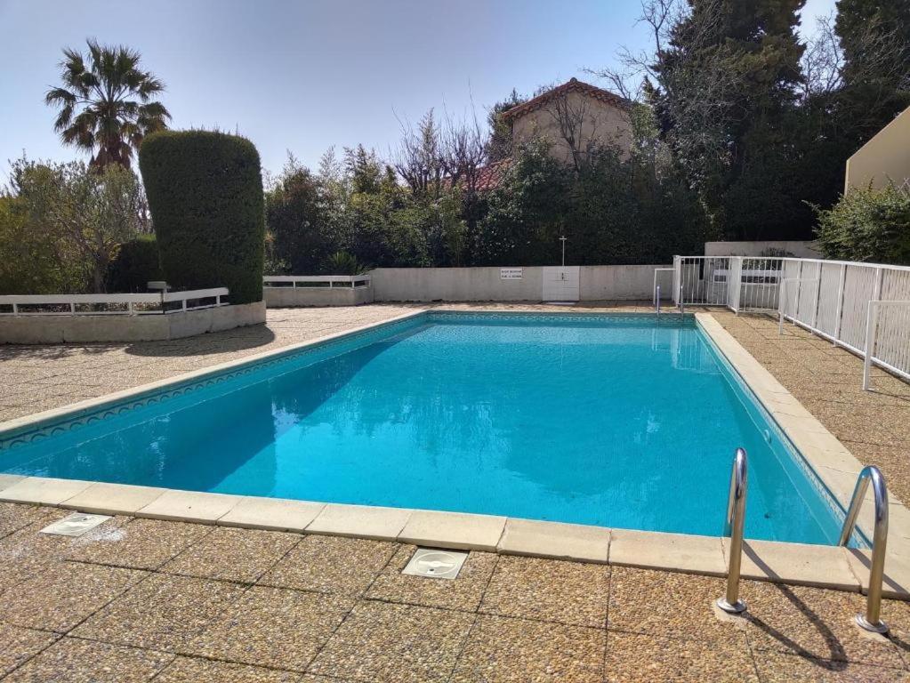 a large blue swimming pool in a yard at Lou soulèu in Cassis