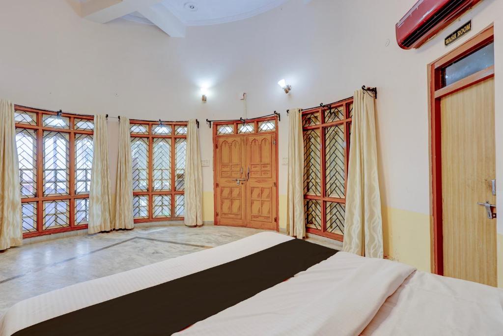 En eller flere senge i et værelse på Collection O Ajmer - Pushkar Bypass Formerly Shakti Resort