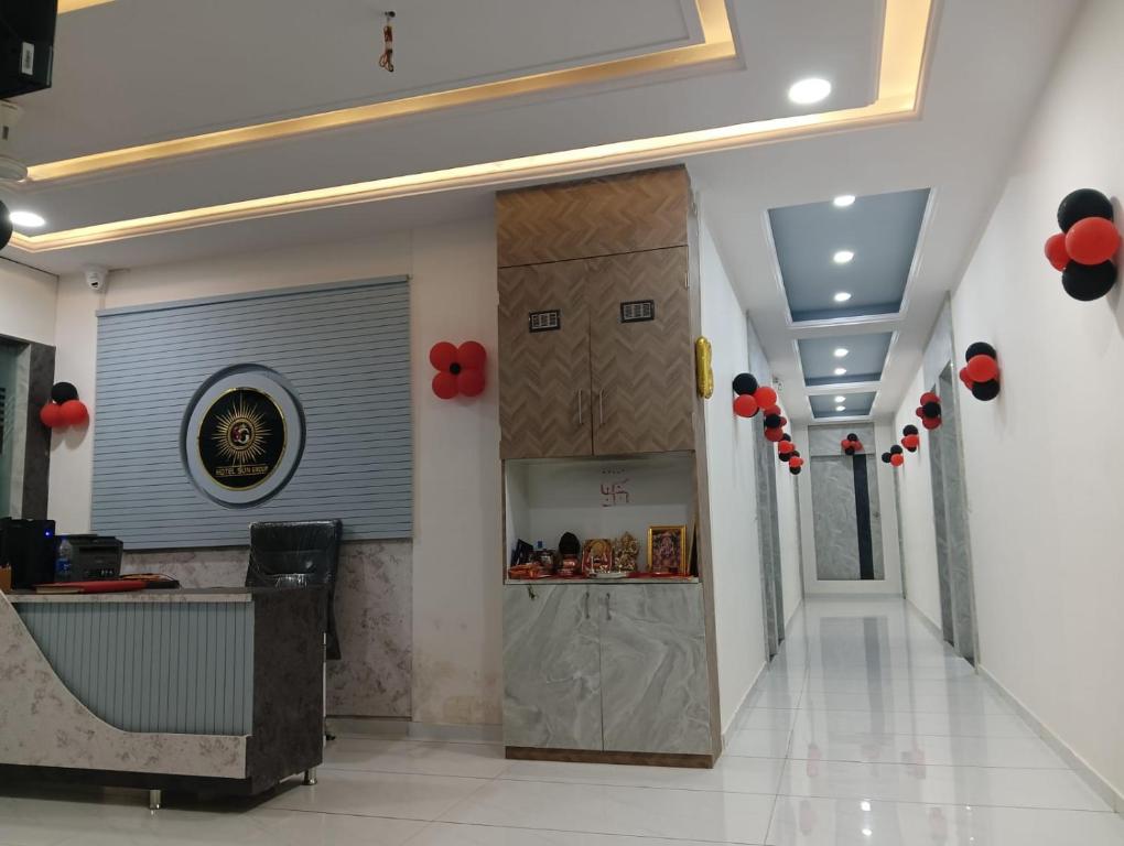 een lobby met een receptie en rode ballonnen bij hotel suncity in Pālanpur