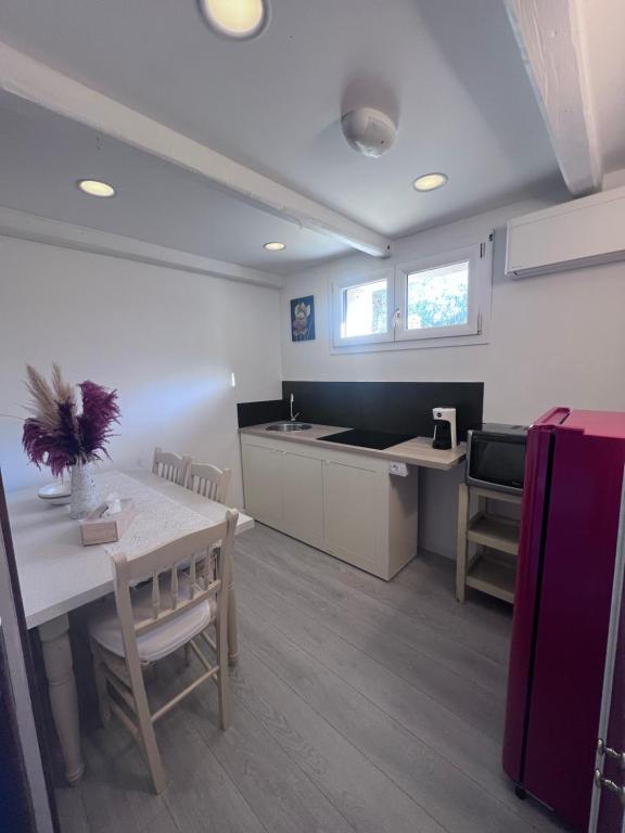 - une cuisine et une salle à manger avec une table et un évier dans l'établissement Luxury & Relax Apartment, à Ottana