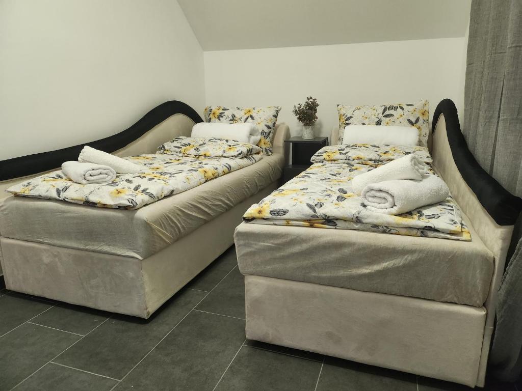 due letti uno accanto all'altro in una stanza di Crassula Lux a Surčin