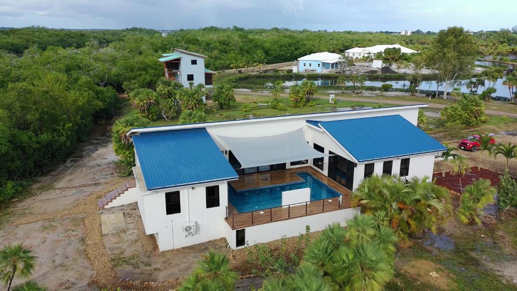 vue aérienne d'une maison avec piscine dans l'établissement Sunset Oasis Waterfront, à Maya Beach