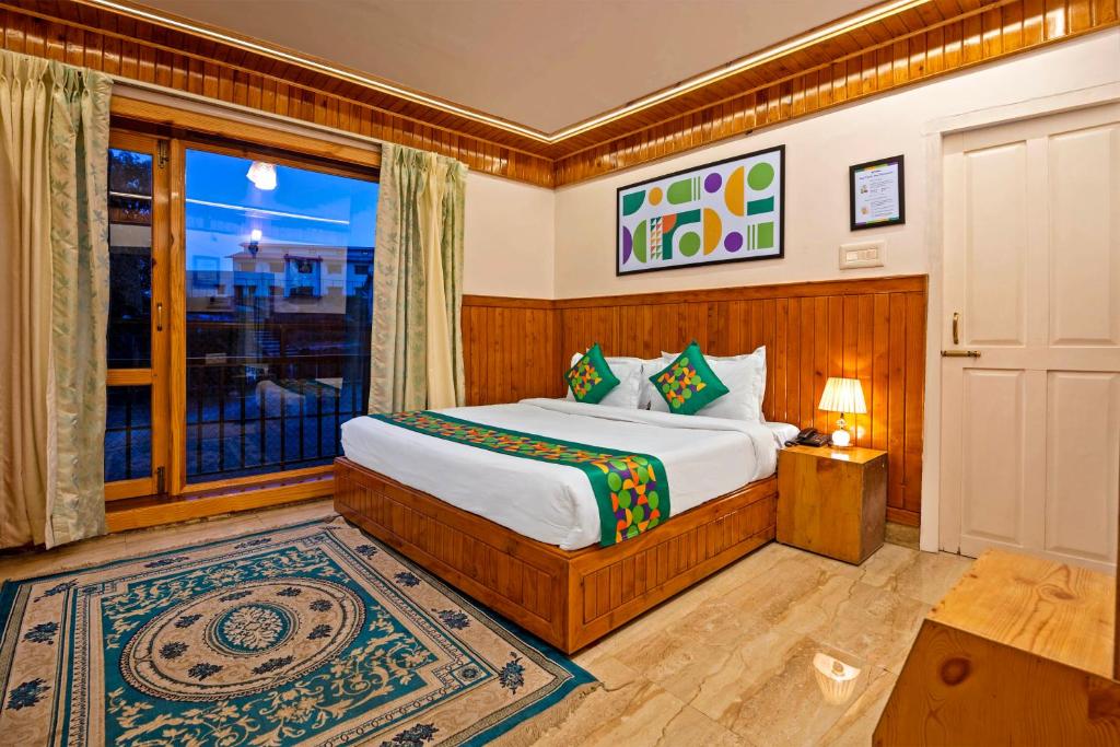 En eller flere senge i et værelse på Treebo Green Oak