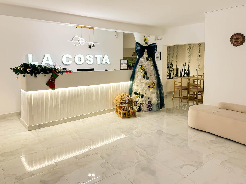 卡图纳耶克La Costa Hotel的一家商店，房间里展示着一件连衣裙。