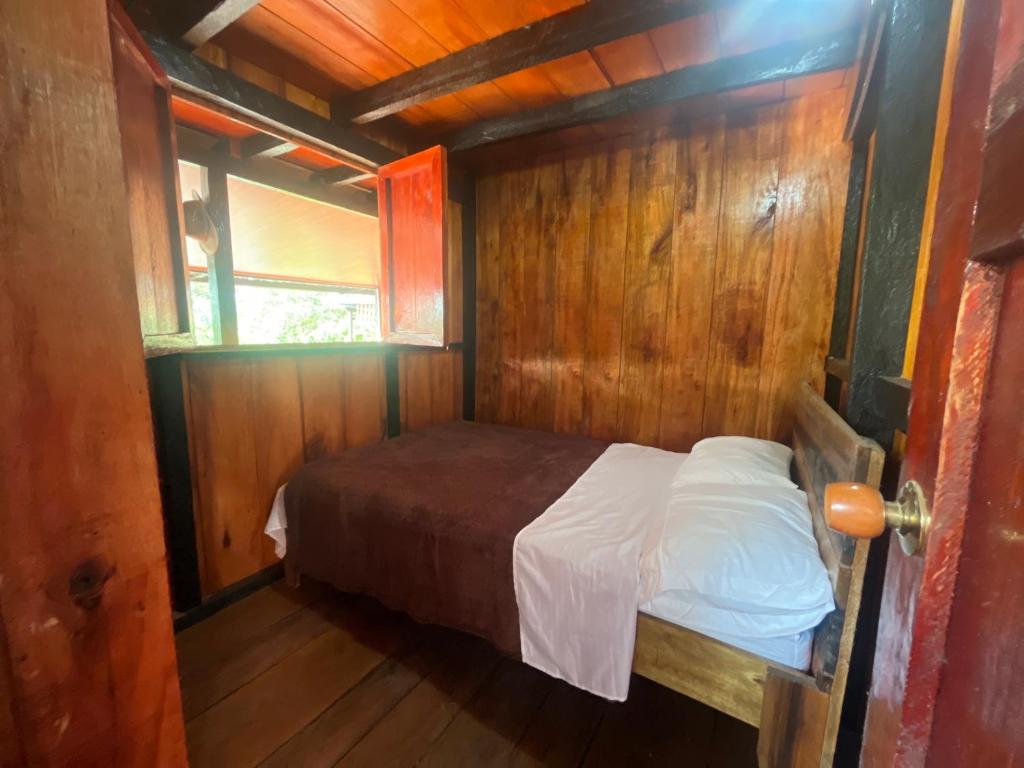 En eller flere senge i et værelse på Cloud forest hostel