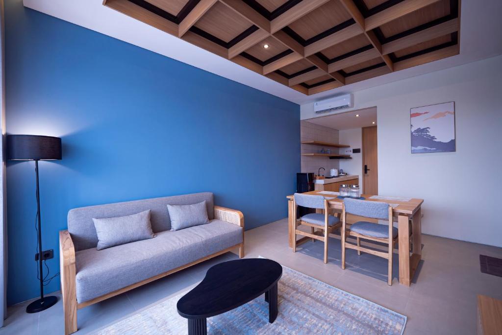 Khu vực ghế ngồi tại Amani Suites Yogyakarta