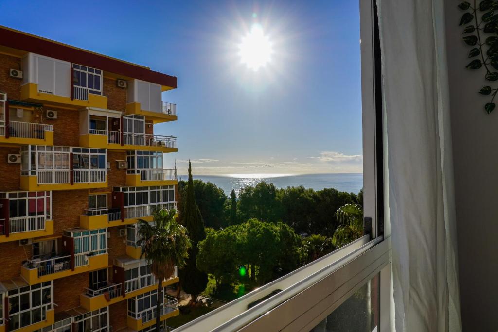 ein Blick auf das Meer vom Balkon eines Gebäudes in der Unterkunft B&F Paloma in Benalmádena