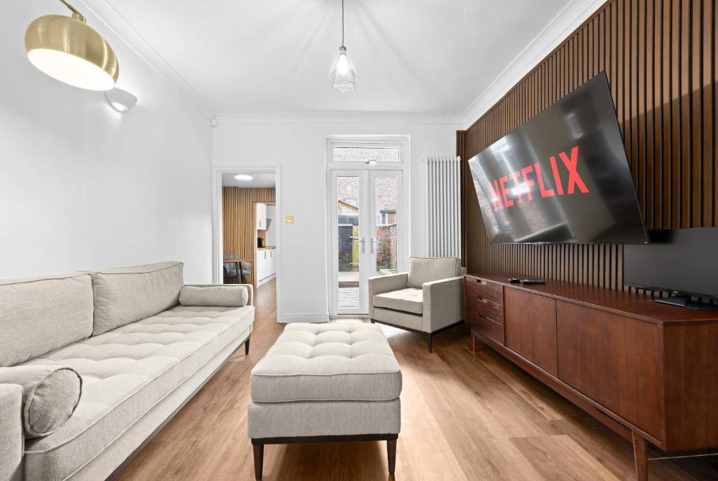 TV/trung tâm giải trí tại 2 Bed Hale Home by City SuperHost